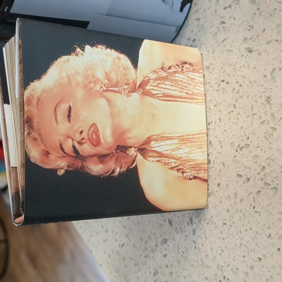 MARILYN MONROE MUG,BOOK And 2 ORNAMENTS BUNDLE - Picture 2 of 4